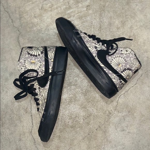 Nike Shoes - 🎉HP🎉 EUC Nike Black with Flower High Top Shoes